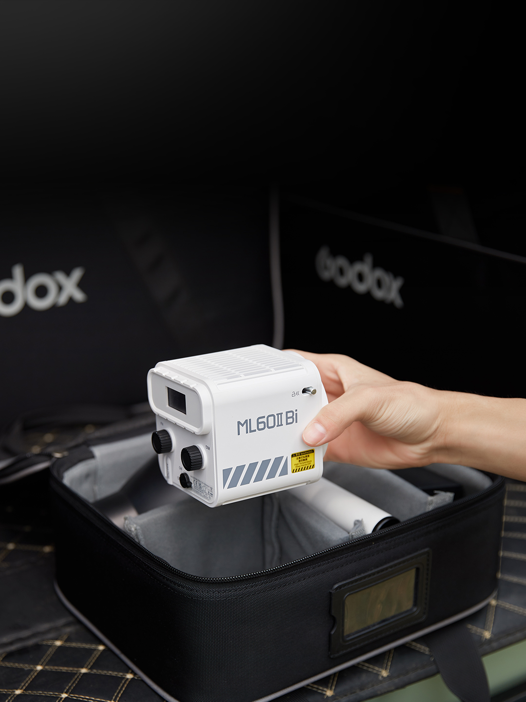 картинка Осветитель светодиодный Godox ML60II Bi, CRI 96+, TLCI 97+, 2800 - 6500 K арт. 31392 от магазина Ultra-mart