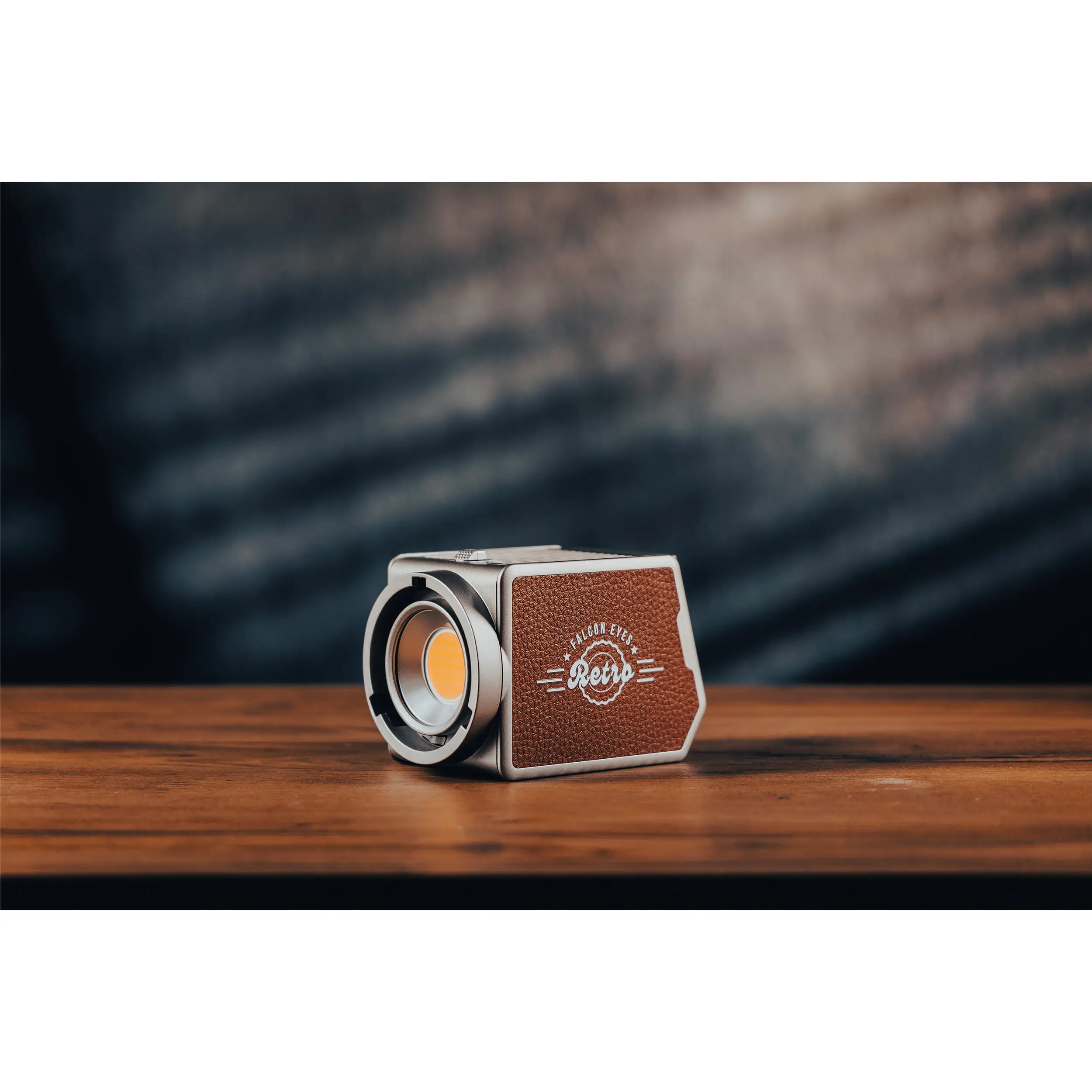 картинка Осветитель светодиодный Falcon Eyes Retro 100R от магазина Ultra-mart